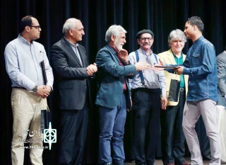 درپانزدهمین جشن سالیانه «انجمن منتقدان و نویسندگان خانه تئاتر»

سعید رضا خوش‌شانس جایزه بخش مقاله را دریافت کرد