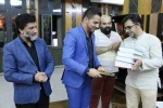 اهداء لوح سپاس مدیر کل به سید علیرضا موسوی 2