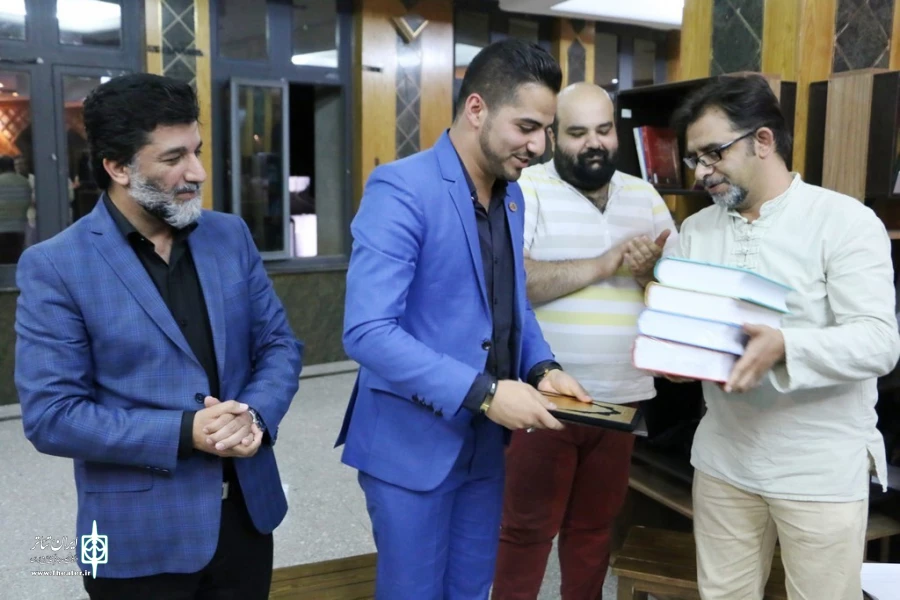 اهداء لوح سپاس مدیر کل به سید علیرضا موسوی 2