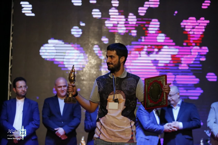 نمایش پنجاه و چهارمین سالگرد خسرو مرادی به نویسندگی و کارگردانی آرمین حمدی پور از شیراز به جشنواره فجر 95 می رود 19