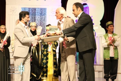 با حضور بهزاد مریدی مدیر کل فرهنگ و ارشاد فارس

از استاد علی نقی رزاقی تقدیر شد