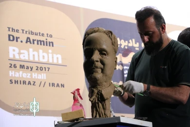 قیام هنرمندان تئاتر فارس به احترام  دکتر آرمین رهبین 3