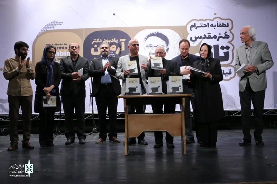 قیام هنرمندان تئاتر فارس به احترام  دکتر آرمین رهبین 2