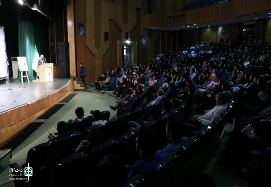 قیام هنرمندان تئاتر فارس به احترام  دکتر آرمین رهبین 7