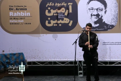 قیام هنرمندان تئاتر فارس به احترام  دکتر آرمین رهبین 9