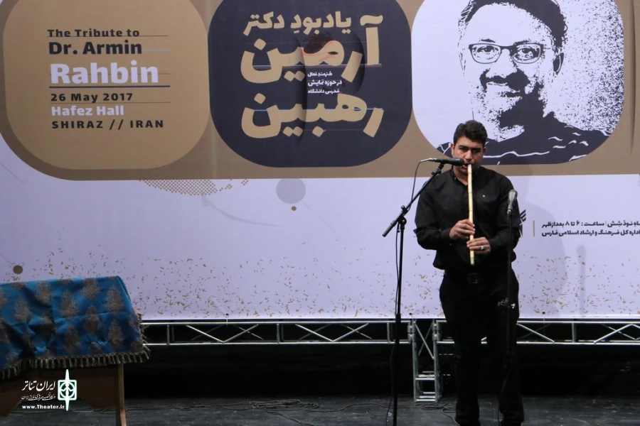 قیام هنرمندان تئاتر فارس به احترام  دکتر آرمین رهبین 9