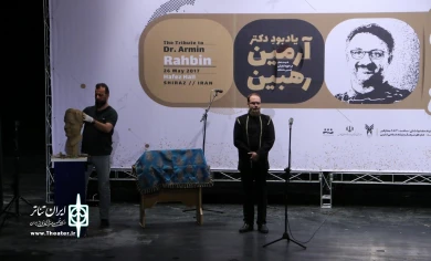قیام هنرمندان تئاتر فارس به احترام  دکتر آرمین رهبین 10
