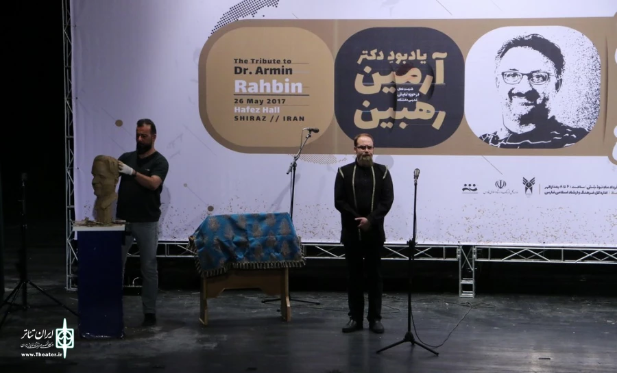 قیام هنرمندان تئاتر فارس به احترام  دکتر آرمین رهبین 10