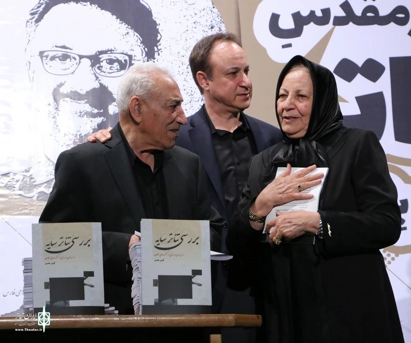 قیام هنرمندان تئاتر فارس به احترام  دکتر آرمین رهبین 11
