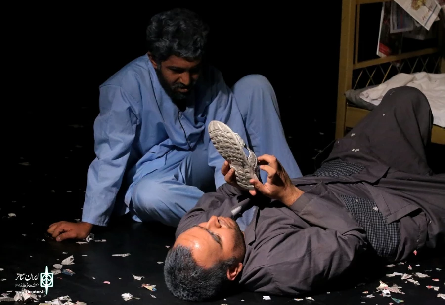 نمایش « اکبر کجاست؟» به نویسندگی و کارگردانی محمد حسن محمودی به روی صحنه تماشاخانه استاد سپاسدار 2