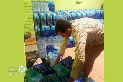 اهداء١٥٠٠شل آب معدنی توسط هنرمندان تئاتر شیراز به خرمشهر