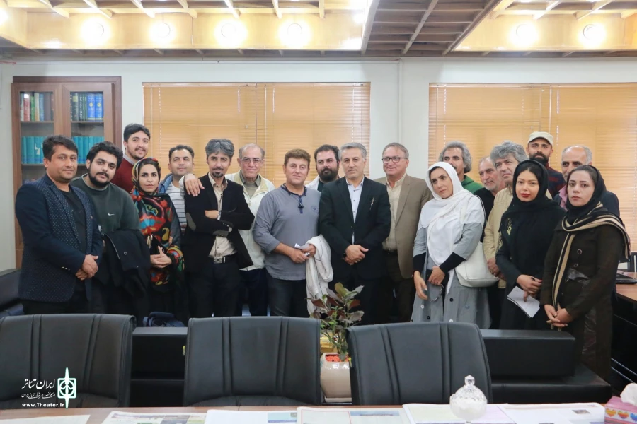 نشست صمیمی روسای ٣٠ انجمن نمایش فارس با مدیر کل فرهنگ و ارشاد استان/ رسالت اصلی تئاتر آگاهی و آگاهی بخشی است 2