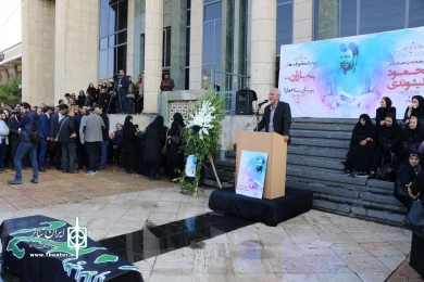 پیکر محمود عالیشوندی، مدیرکل اسبق فرهنگ و ارشاد اسلامی استان فارس بر دستان اهالی فرهنگ و هنر تشییع شد.