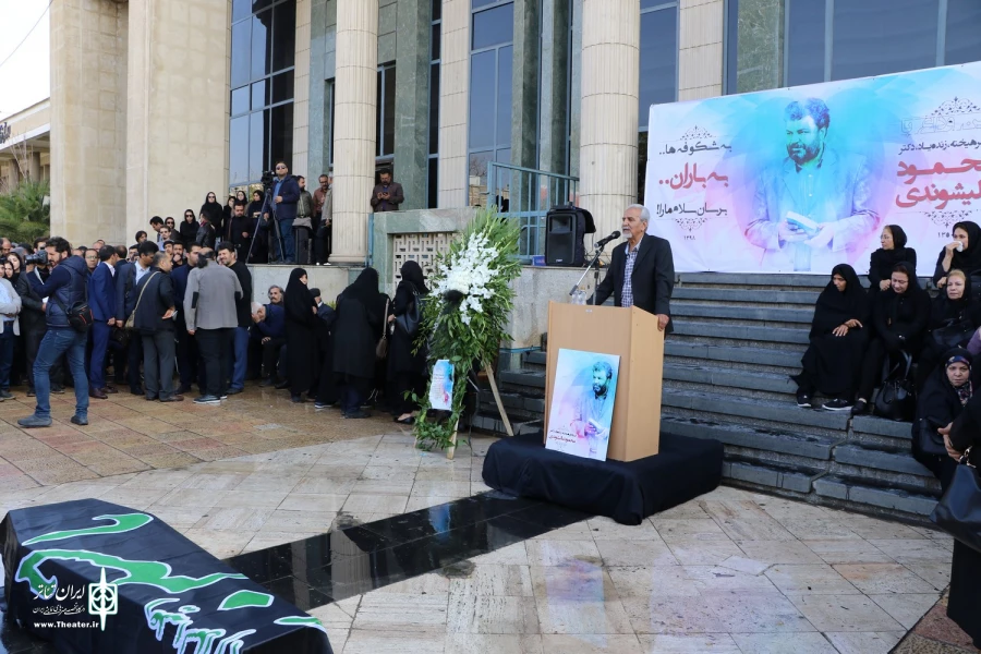 پیکر محمود عالیشوندی، مدیرکل اسبق فرهنگ و ارشاد اسلامی استان فارس بر دستان اهالی فرهنگ و هنر تشییع شد.