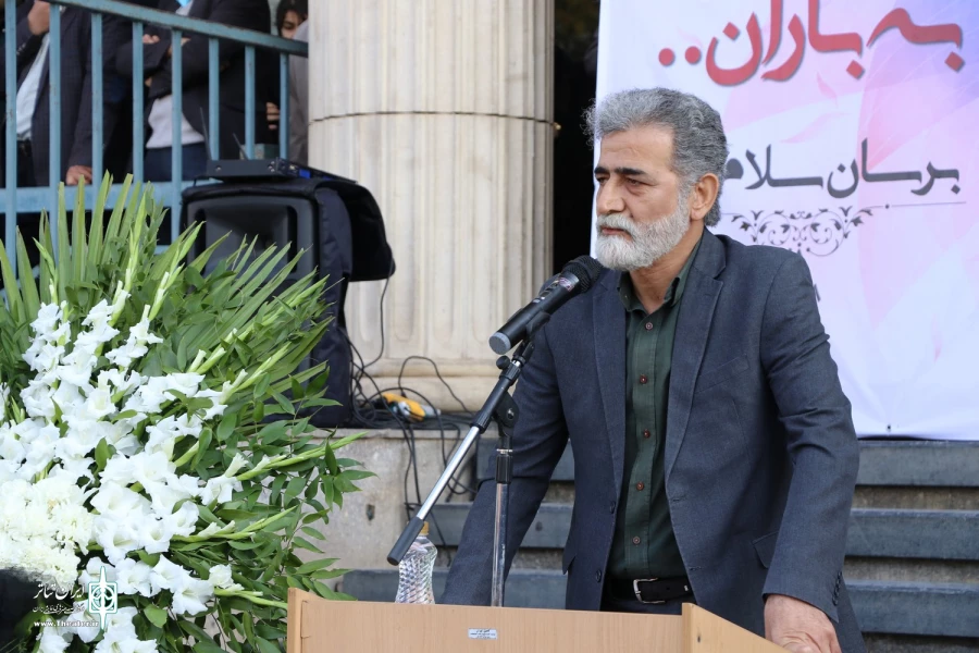 پیکر محمود عالیشوندی، مدیرکل اسبق فرهنگ و ارشاد اسلامی استان فارس بر دستان اهالی فرهنگ و هنر تشییع شد.