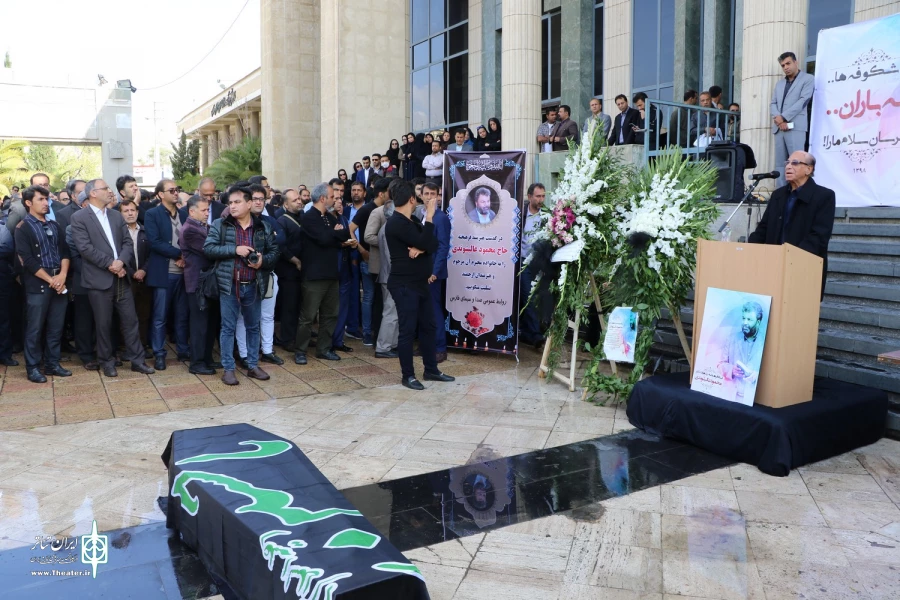 پیکر محمود عالیشوندی، مدیرکل اسبق فرهنگ و ارشاد اسلامی استان فارس بر دستان اهالی فرهنگ و هنر تشییع شد.