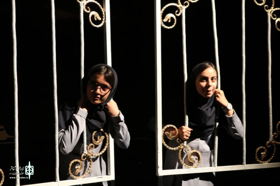 گالری عکس های نمایش « روزا زنده میشیم»