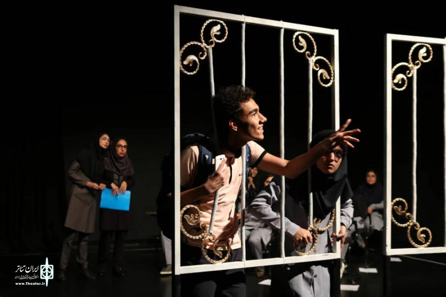 گالری عکس های نمایش « روزا زنده میشیم»