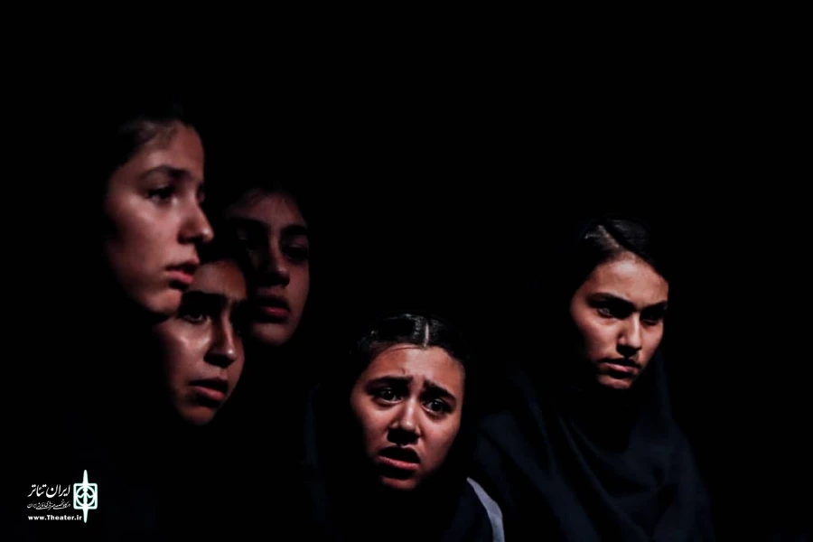 گالری عکس های نمایش « روزا زنده میشیم»