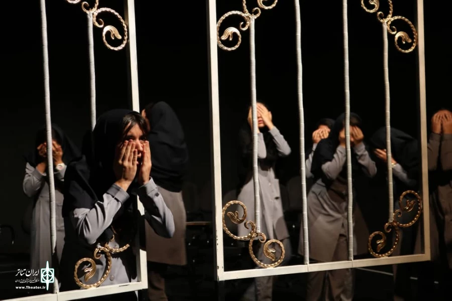 گالری عکس های نمایش « روزا زنده میشیم»