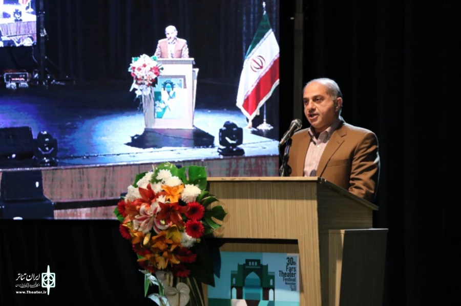 از ویژگی‌های و وجه تمایز هنر تئاتر این است که پویایی این هنر در ارتباط مستقیم با مخاطب گره خورده است 2