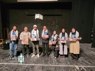 در آخرین شب اجرا:

از هنرمندان نمایش کانال تجلیل شد