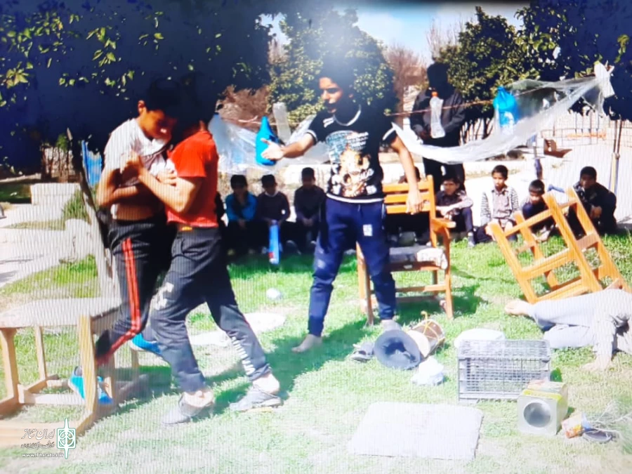 نمایش بچه های خیابان کاری از گروه هنری راه بی پایان در شهرستان رستم اجرا شد 3