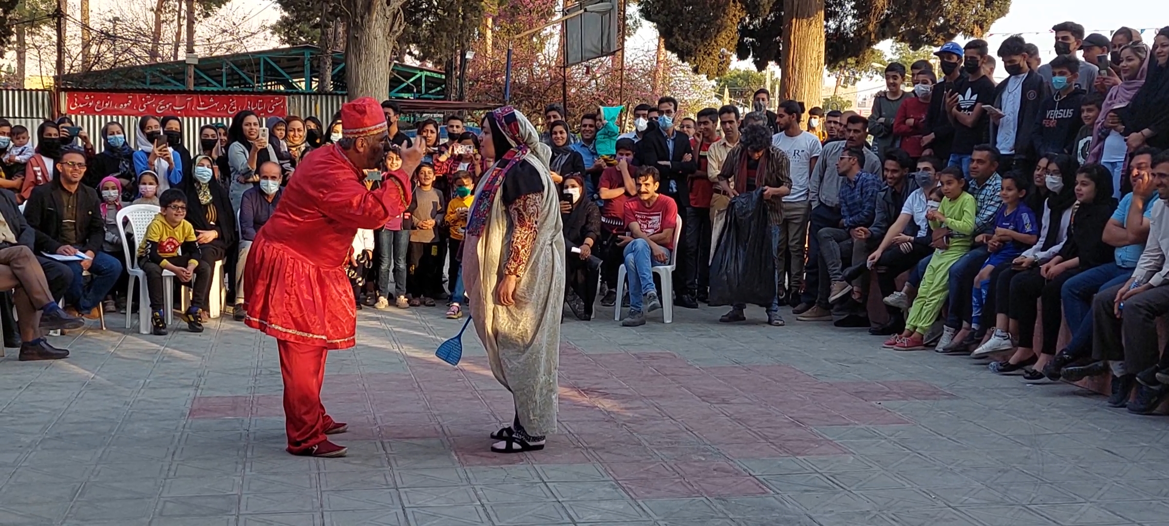 نمایش خیابانی «عمو نوروز و هفت سین» در داراب اجرا شد