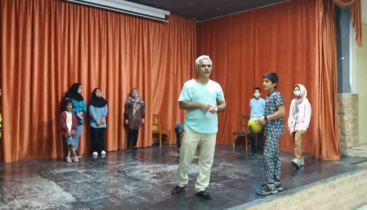 در ادامه برنامه های آموزشی موسسه هنرهای نمایشی فارس:

کارگاه آموزش بازیگری در سپیدان برگزار شد