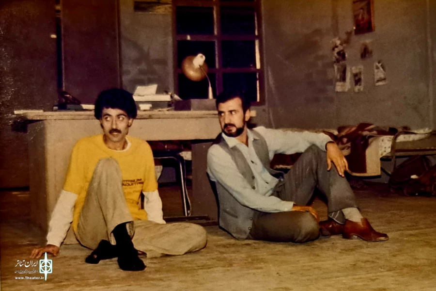 سیاهی با قلبی به وسعت آسمان سفید
چسبیده ای به نام  «  استاد احمد علامه دهر » 4
