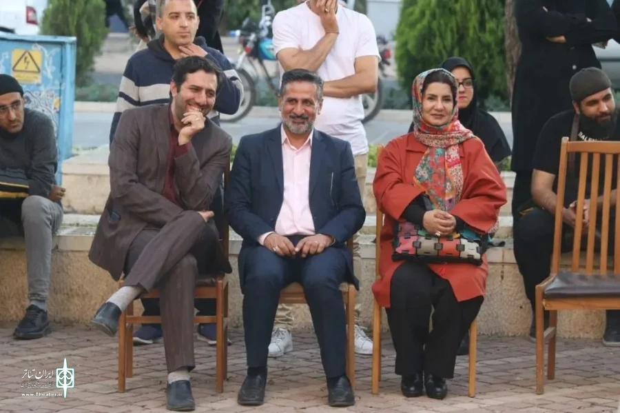 نخستین روز جشنواره تئاتر فارس میزبان نمایش “بهمن” شد
نمایش «بهمن» به کارگردانی سارا خیری در قالب بخش خیابانی و نمایش «پدرها پسرهایشان را دوست دارند» در بخش خیابانی جشنواره تئاتر فارس شد.
این آثار در ارگ کریمخانی ، حافظیه و بوستان آزادی میزبان علاقه مندا