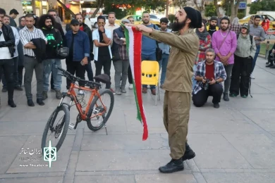 نخستین روز جشنواره تئاتر فارس میزبان نمایش “بهمن” شد
نمایش «بهمن» به کارگردانی سارا خیری در قالب بخش خیابانی و نمایش «پدرها پسرهایشان را دوست دارند» در بخش خیابانی جشنواره تئاتر فارس شد.
این آثار در ارگ کریمخانی ، حافظیه و بوستان آزادی میزبان علاقه مندا