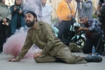 نخستین روز جشنواره تئاتر فارس میزبان نمایش “بهمن” شد
نمایش «بهمن» به کارگردانی سارا خیری در قالب بخش خیابانی و نمایش «پدرها پسرهایشان را دوست دارند» در بخش خیابانی جشنواره تئاتر فارس شد.
این آثار در ارگ کریمخانی ، حافظیه و بوستان آزادی میزبان علاقه مندا