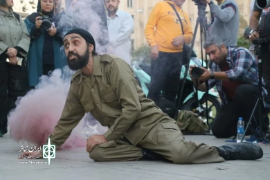 نخستین روز جشنواره تئاتر فارس میزبان نمایش “بهمن” شد
نمایش «بهمن» به کارگردانی سارا خیری در قالب بخش خیابانی و نمایش «پدرها پسرهایشان را دوست دارند» در بخش خیابانی جشنواره تئاتر فارس شد.
این آثار در ارگ کریمخانی ، حافظیه و بوستان آزادی میزبان علاقه مندا