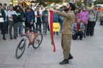 نخستین روز جشنواره تئاتر فارس میزبان نمایش “بهمن” شد
نمایش «بهمن» به کارگردانی سارا خیری در قالب بخش خیابانی و نمایش «پدرها پسرهایشان را دوست دارند» در بخش خیابانی جشنواره تئاتر فارس شد.
این آثار در ارگ کریمخانی ، حافظیه و بوستان آزادی میزبان علاقه مندا