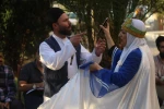 نخستین روز جشنواره تئاتر فارس میزبان نمایش “بهمن” شد
نمایش «بهمن» به کارگردانی سارا خیری در قالب بخش خیابانی و نمایش «پدرها پسرهایشان را دوست دارند» در بخش خیابانی جشنواره تئاتر فارس شد.
این آثار در ارگ کریمخانی ، حافظیه و بوستان آزادی میزبان علاقه مندا