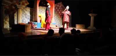 نمایش «شوخی‌ها راجدی نگیرید» در فیروزآباد به صحنه رفت