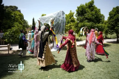 در جمع سفیران کشورهای آسیایی و اروپایی

نمایش آیینی «عروسی درخت نارنج» در باغ جهان نمای شیراز اجرا شد